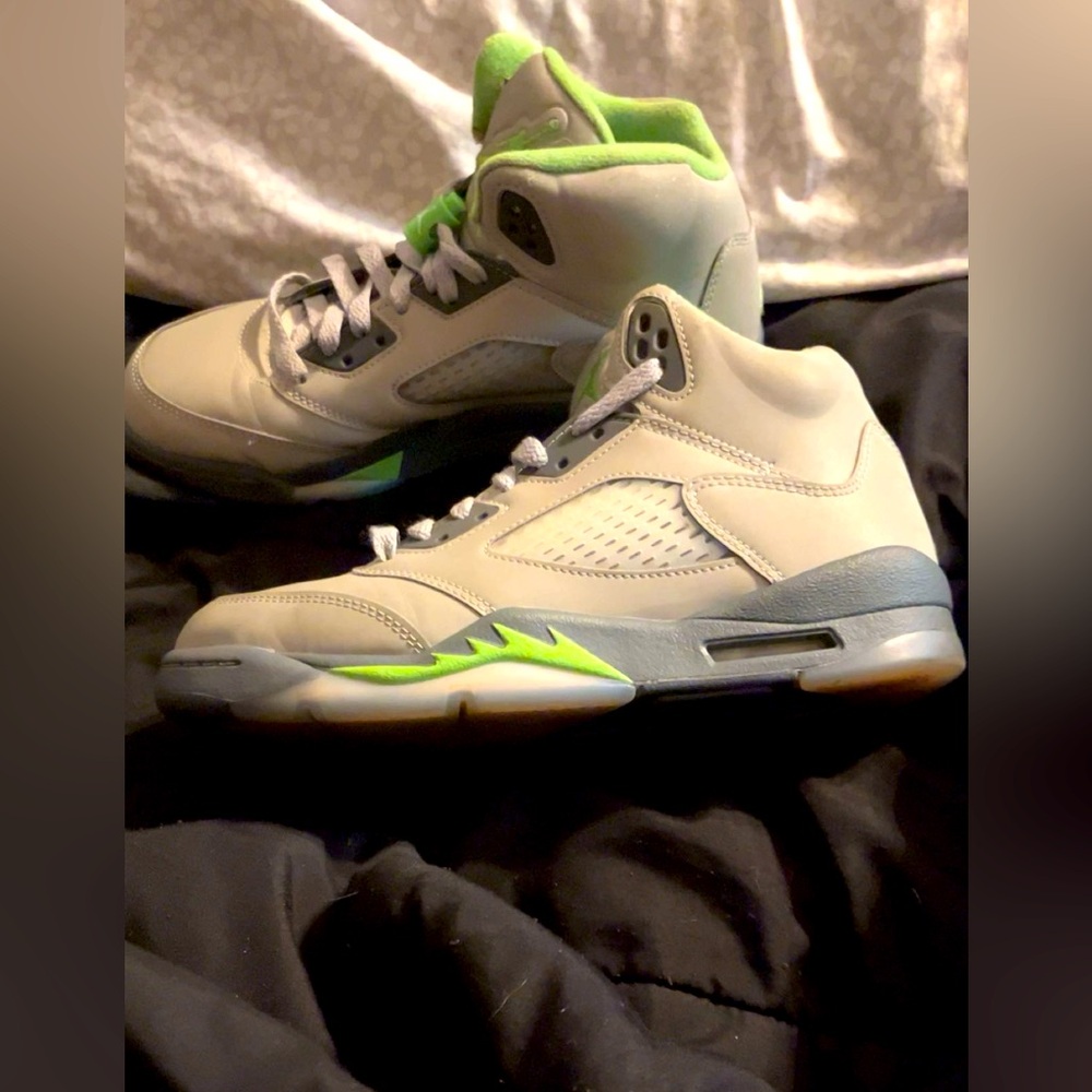 Mens size 5 Women’s size 7. Green and grey Air Jordan 5 retro. Brand new